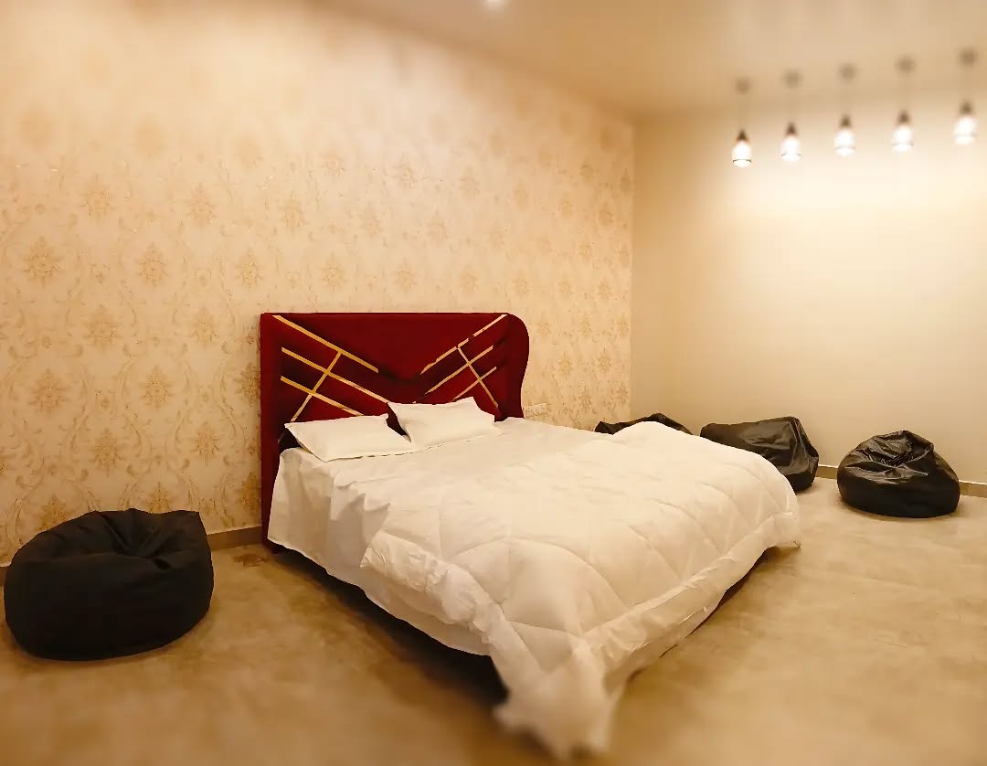 Groom's Den